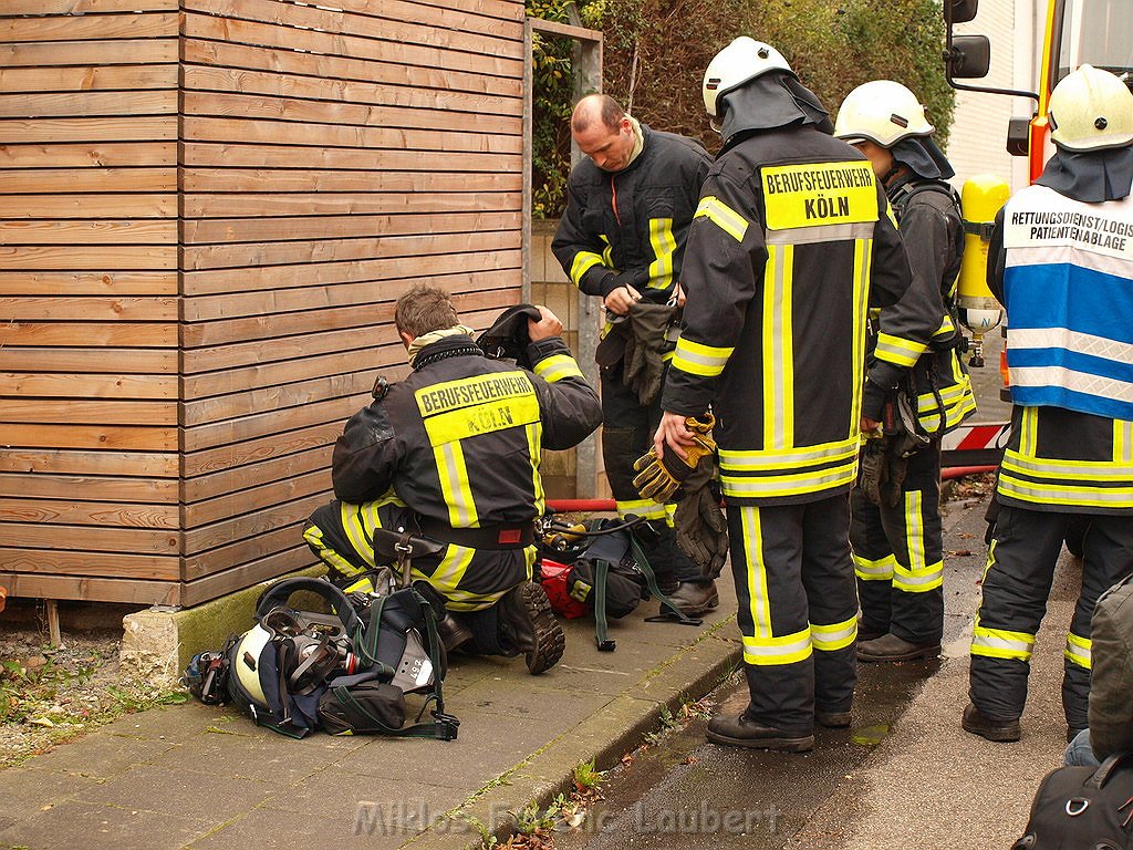 Feuer 3 Reihenhaus komplett ausgebrannt Koeln Poll Auf der Bitzen P321.JPG